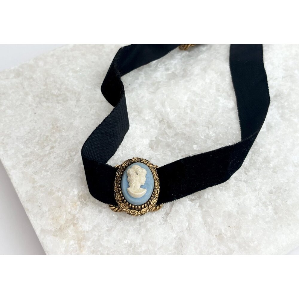 Victorian Style Velour Choker w/ Cameo Blue, Gold & White Toned Necklace - Picture 5 of 9